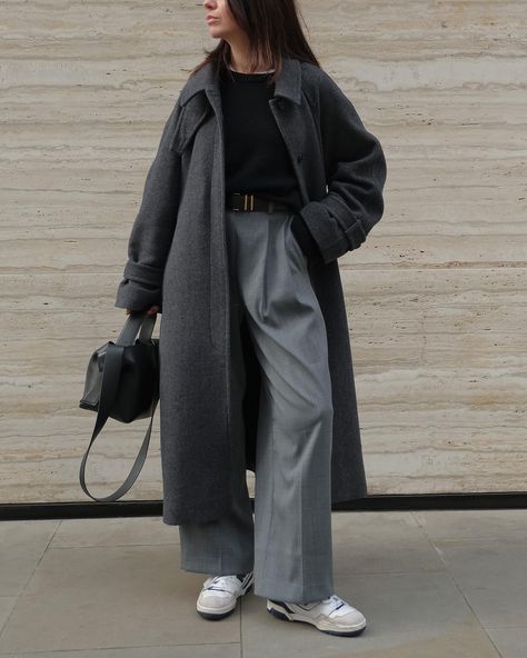 Francesca Saffari | 50 shades of grey 🌚 - #cosbyyou #cosstores #wintercoats #newbalance550 #nb550 #acnemusubi #meandem #femfeed #doseofstyle #minimalmoodboard … | Instagram Grey Palazzo Outfit, Grey Trousers Street Style, Minimalist Urban Fashion, Grey Pants Winter Outfit, Grey Palazzo Pants Outfit, Grey Trousers Outfit Winter, Grey Pants Outfit Winter, Grey Wide Leg Pants Outfit, New Balance Outfit Men