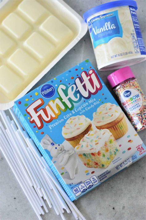 How to make cake pops with cake mix in this step-by-step guide. With a few ingredients perfect for birthday parties or sweet treat. Cake Mix Cake Pops, Funfetti Cake Pops Recipe, Funfetti Cake Pops, Cake Pop Boxes, No Bake Cake Pops, Cake Pop Recipe Easy, Make Cake Pops, Diy Cake Pops, Betty Crocker Cake Mix