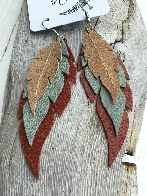 Western Upcycle, Diy En Cuir, Diy Leather Earrings, Earrings Feather, Leather Jewelry Diy, Dangly Earrings, Feather Earrings, Leather Diy, Handcrafted Leather