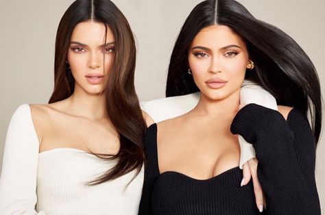 Sisters Kendall and Kylie Jenner pose for Kylie Cosmetics campaign. Maquillaje Kylie Jenner, Maquillage Kylie Jenner, Style Kendall Jenner, Kylie Collection, Looks Kylie Jenner, Estilo Kylie Jenner, Kylie Jenner Look, Kyle Jenner, Sisters Photoshoot