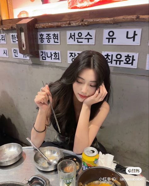 Bbq Pics, Xiaohongshu Makeup, Asian Girl Makeup, Eating Pictures, Asian Cafe, Makeup Ulzzang, Cafe Pictures, Korean Cafe, Korean Noodles