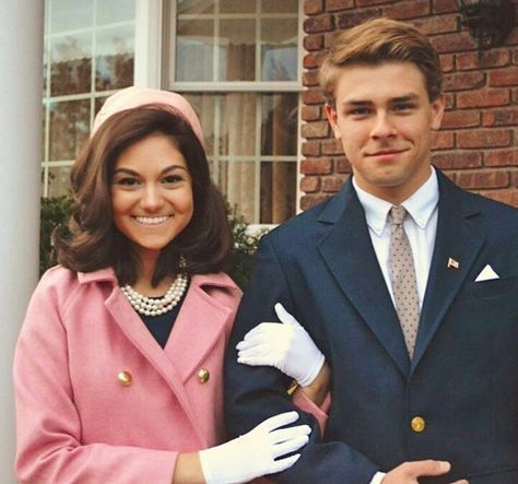 John & Jackie Kennedy Mama Mia Couples Costume, Famous Couple Costume Ideas, Engaged Couple Halloween Costumes, Famous Mom Costumes, Jackie O Halloween Costume, Famous Couple Halloween Costumes, Mom Costume Ideas, Famous Duos Costumes, Famous Couples Costumes