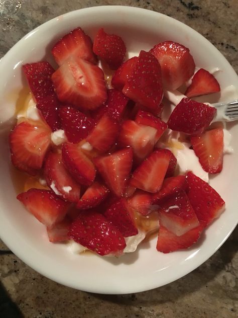 yogurt w/ strawberries & honey Yogurt Oatmeal, Pudding Yogurt, Yogurt Honey, Yogurt Bowls, Strawberry Girl, Oatmeal Bowls, Healthy Food Inspiration, The Emoji, Strawberry Yogurt