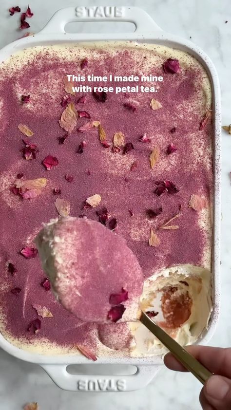 Michelle Lopez on Instagram: “🌸 SAKURA TIRAMISU 🌸 It’s cherry blossom season right now and I decided to make my fave Earl Grey tiramisu (linked in profile) but with…” Sakura Tiramisu, Pink Tiramisu, Sakura Recipes, Rose Tiramisu, Earl Grey Tiramisu, Cherry Blossom Food, Tiramisu Aesthetic, Cherry Blossom Tea, Blossom Season