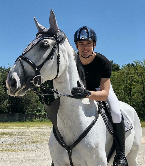 Equitation Aesthetic, Horseback Riding Aesthetic, Men's Equestrian, Male Horse, Horse Riding Aesthetic, Man On Horse, Equestrian Aesthetic, Disney Princesses And Princes, Grunge Boy