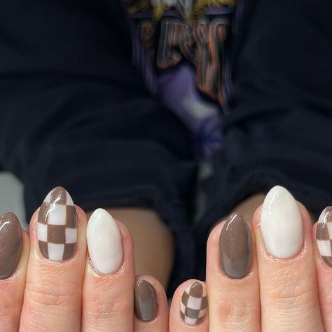 Payton Meyers on Instagram: "Some fally checkers 🍁🤎 • • • #nailtech #nailinspo #nailpics #nailart #pinterestnails #pinnednails #nailinspiration #utahnails #flowernails #almondnails #roundnails #bluenails #festivenails #simplenails #naturalnails #luminarynailsystems #luminarynails #funnails #brightnails #flowernails #floralnails #checkerednails #frenchtips #madamglam  #fallnails #winternails #brownnails #checkernailsdesign" Round Nail Designs Neutral, Nail Colors For Blondes, Fall Nails Checkered Design, Checkered Brown Nails, Beige Checkered Nails, Checkered Accent Nails, Fall Checkerboard Nails, Brown And White Checkered Nails, Tan Checkered Nails