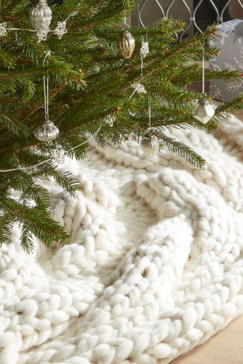 Christmas Decor Trends Of 2018 - Christmas Celebration - All about Christmas Knit Tree Skirt, Knit Tree, Country Christmas Decor, Christmas Decor Trends, Christmas Decorating Ideas, Cabin Christmas, Christmas Greenery, Christmas Trends, Christmas Decorations Rustic