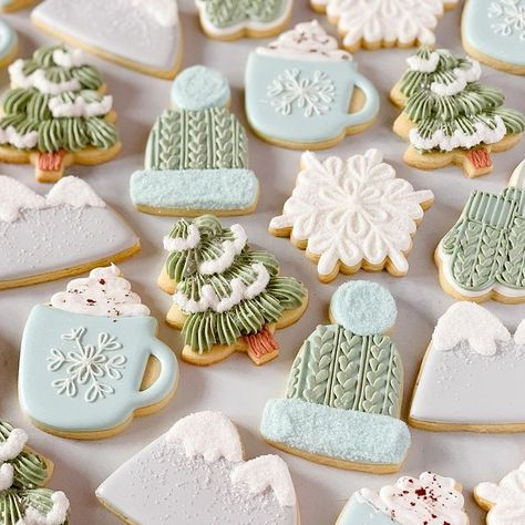 Winter Cookies Aesthetic, January Cookies Decorated, Winter Decorated Sugar Cookies, Winter Themed Cookies, Winter Decorated Cookies, Winter Royal Icing Cookies, Sugar Cookie Thanksgiving, Winter Sugar Cookies Decorated, Christmas Tree Cookies Royal Icing