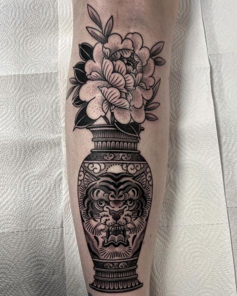 Tiger Peony Tattoo, Vase Calf Tattoo, Vase Shin Tattoo, Tiger Vase Tattoo, Vase Leg Tattoo, Trad Vase Tattoo, Asian Vase Tattoo, Tattoo Ideas Designs, Ornamental Vase Tattoo