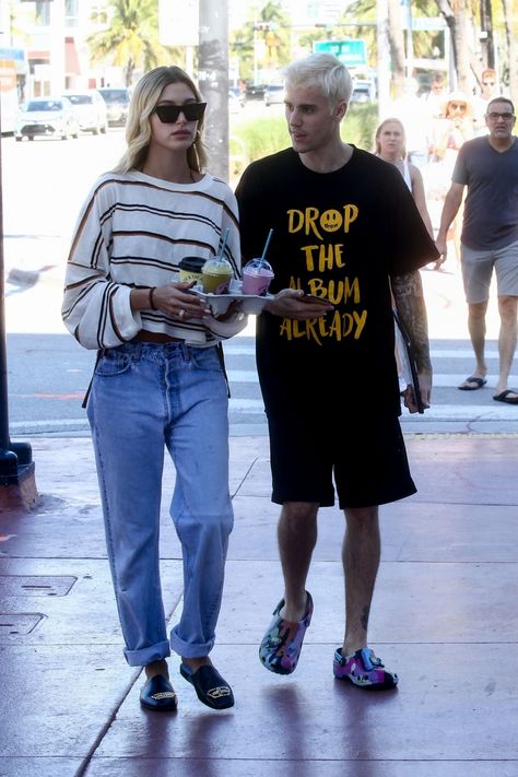 #celebrity #fashion #celebrityfashion #celebritystyle #celebritystreetstyle #streetstyle #streetfashion #haileybaldwin #haileybieber #haileyrhodebieber #justinbieber Justin Bieber Crocs, Hailey Bieber And Justin Bieber, Hailey Bieber And Justin, Jaden Smith Fashion, Hailey Baldwin Street Style, Hayley Bieber, Crocs Outfit, Crocs Fashion, Hailey Baldwin Style