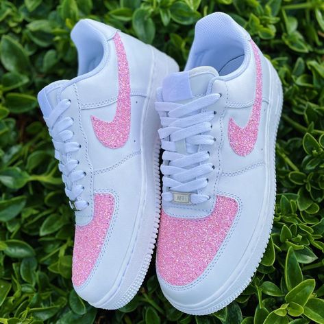 Pink Nike Shoes, Custom Painted Shoes, Custom Shoes Diy, Nike Shoes Air Force, White Nike Shoes, Nike Shoes Girls, Jordan Shoes Girls, Custom Nike Shoes, Nike Air Shoes