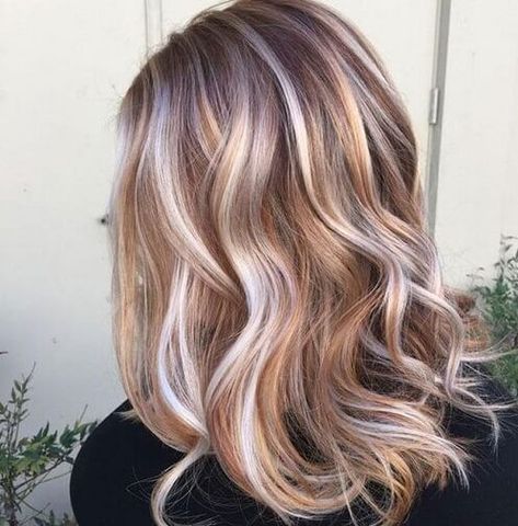 silver hair copper highlights Jahodová Blond, Blended Highlights, Ombré Hair, Hair Color Highlights, Penteado Cabelo Curto, Hair Color And Cut, Irish Cream, Hair Color Balayage, Long Bob