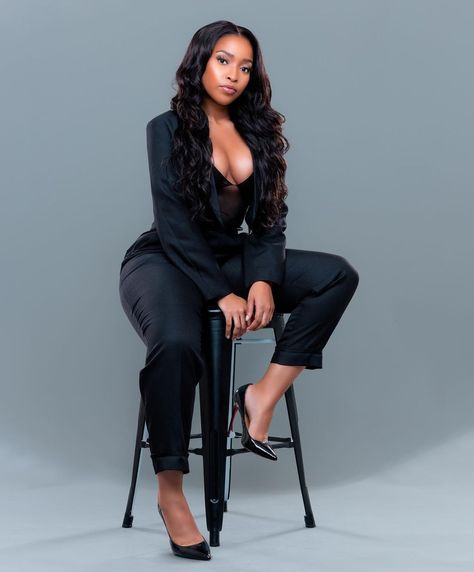 Black Women Suit Photoshoot, Photo Shoot Poses Black Women, Fashion Stylist Photoshoot, Business Picture Ideas, Birthday Photoshoot Dress Ideas Outfit, Shoot Ideas Woman, Women Photo Poses, Photo Shoot Outfits For Women, Cindy Mahlangu