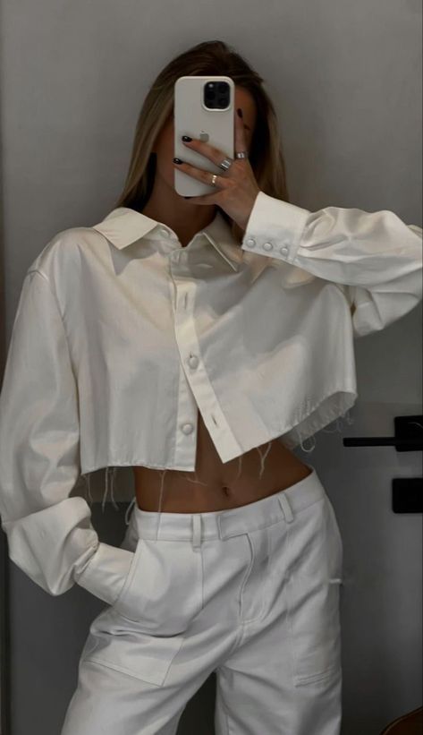 Crop Polo Outfit, Crop Button Up Shirt, White Summer Outfits, Shabby Chic Clothes, Outfits New Year, Total White, Diy Clothes Design, Stylish Summer Outfits, Autumn 2023