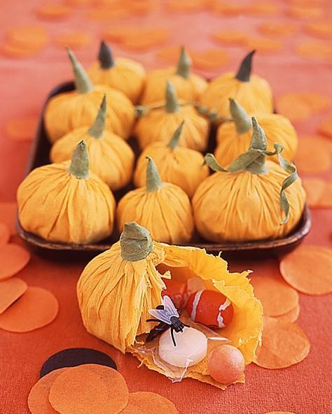 15 Easy Last Minute Halloween Party Favor Ideas! Halloween Treat Bags Diy, Pumpkin Favors, Diy Halloween Treats, Halloween Fest, Diy Halloween Decor, Martha Stewart Crafts, Halloween Treat Bags, Floral Tape, Halloween Treat