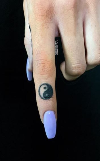 Yin Yang Tattoo Designs, Tattoos Baddie, Baddie Tattoos, Yin Yang Tattoo, Hippie Tattoo, Yang Tattoo, Interesting Tattoos, Grunge Tattoo, Yin Yang Symbol