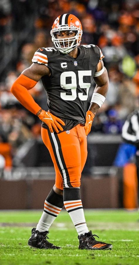 Myles Garrett Wallpaper, Dream Team 2, Browns Wallpaper, Black Football Players, Cleveland Browns Wallpaper, Nfl Wallpaper, Myles Garrett, Game Pics, Men Bodies