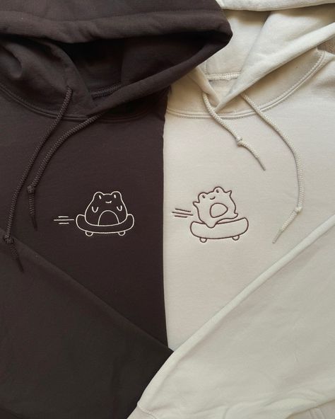 If they sent this to you, they wanna get matching hoodies🤭💕 Which one would you get?💖 This gift is something they will wear forever & when they wear it they’ll be reminded of how much love & appreciation you have for them🫶🏼 SHOP NOW~Link in bio<3 ~~ #anniversary #anniversarygift #gift #embroiderymachine #embroidery #custominitials #asmr #embroideryasmr #SmallBusiness #bfgiftideas #gfgiftideas #boyfriendgiftideas #girlfriendgiftideas #matchingcouplesoutfits #matchingcouples #matchingcoup... Couple Hoodies Ideas Design, Hoodies For Couples, 3 Anniversary, Matching Hoodies For Couples, Couple Hoodies, Skateboard Fashion, Hijabista Fashion, Matching Hoodies, Bf Gifts