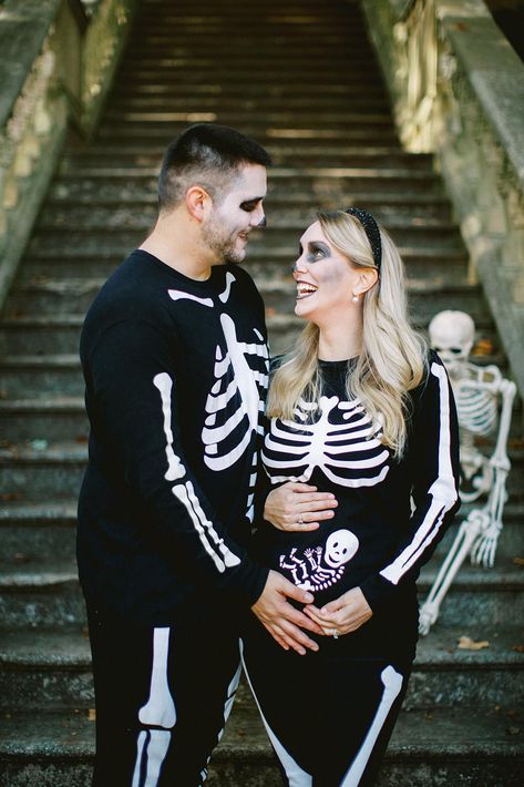 Family Skeleton Costumes, Costumes With Makeup, Couple Skeleton Costume, Pregnant Couple Halloween Costumes, Fun Family Photoshoot, Halloween Baby Announcement, Family Baby Announcement, Skeleton Family, Skeleton Costumes