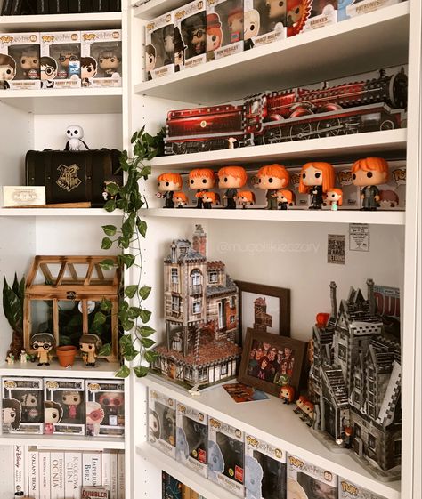 BOOKSHELF, HARRY POTTER, MAGIC, BOOKS, FUNKO POP, NOBLE COLLECTION, HOME DECOR Harry Potter Shelves, Harry Potter Collection Display, Slytherin Bedroom Ideas, Harry Potter Room Ideas Diy, Harry Potter Inspired Room, Harry Potter Inspired Bedroom, Harry Potter Birthday Decorations, Harry Potter Display, Harry Potter Library