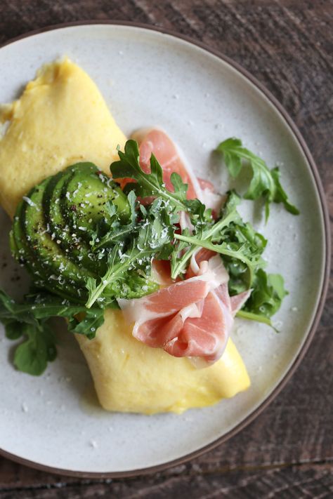 French Omelette with Prosciutto, Cheese, Avocado & Arugula French Omelette, Apple Soup, Omelette Recipe, Thai Style, Breakfast Brunch Recipes, Omelet, Arugula, Brunch Recipes, Breakfast Brunch