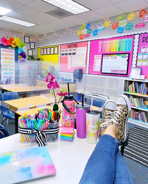 Preschool Teacher Ideas, Bright Classroom Themes, Pre K Teacher, Teaching Classroom Decor, Elementary Classroom Themes, Kindergarten Classroom Decor, Preschool Classroom Decor, Classroom Makeover, Elementary School Classroom