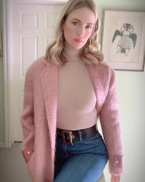 January Jones on Instagram: “Hoot” Kylie Jenner Snap, Kourtney Kardashian Instagram, Bathroom Selfie, Homes Inside, January Jones, Thomas Rhett, Mindy Kaling, Celebrity Homes, Julianne Hough