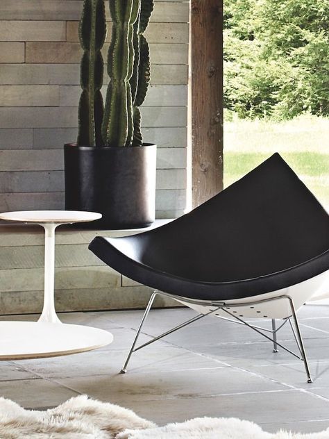 A black leather Nelson Coconut Lounge Chair on an outdoor patio. Coconut Chair, Marshmallow Sofa, Furniture Design Inspiration, Est Living, Ball Chair, Modern Home Furniture, Lounge Chair Design, George Nelson, American Furniture