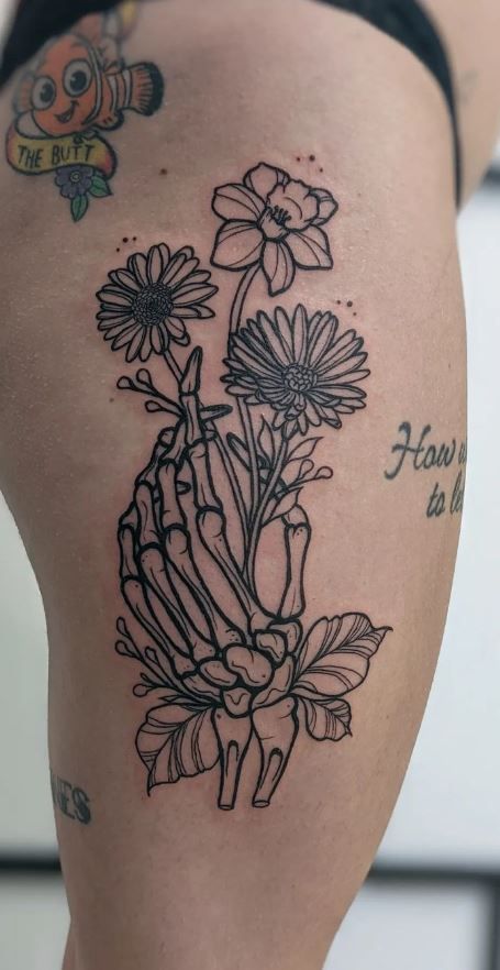 Thigh Tattoos Women Stencil, Tattoos Daffodil, Lace Thigh Tattoos, Girl Flower Tattoos, Thigh Tattoo Ideas, Girl Thigh Tattoos, Daffodil Tattoo, Floral Thigh Tattoos, Flower Thigh Tattoos