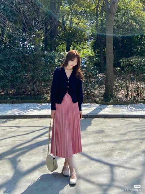 Pink Pleated Skirt Outfit Winter, Ootd Rok Pink, Pink Midi Skirt Outfit, Black And White Short Dresses, Office Attire Women, Celebrity Casual Outfits, Fashion Top Outfits, Lehenga Wedding, Thrifted Outfits