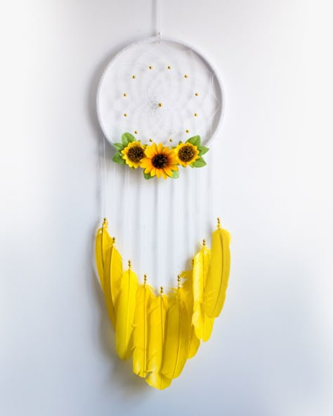 Sunflower dream catcher Simple Dream Catcher, Sunflower Dream Catcher, Dream Catcher Ideas, Glitter Paper Crafts, Making Dream Catchers, Diy Dream Catcher Tutorial, Handmade Dream Catcher, Dream Catcher Patterns, Dream Catcher Tutorial