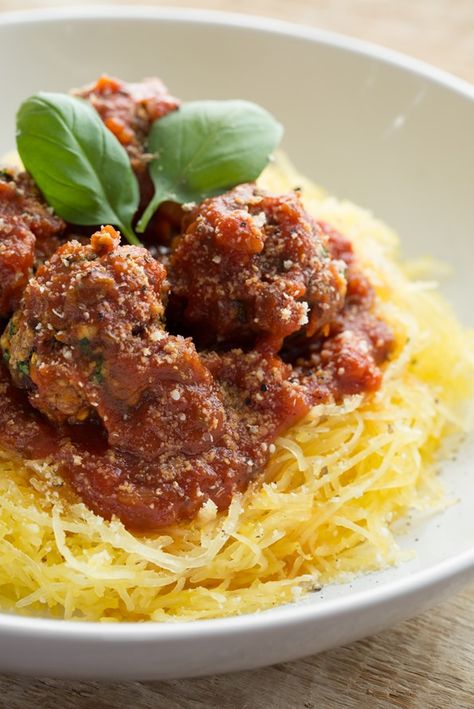 Italian Bean Balls & Spaghetti Squash Noodles (My sister just made these on a sandwich and said they were incredible!) {from oh she glows} Bean Balls, Spaghetti Squash And Meatballs, Italian Beans, Spaghetti Squash Noodles, Hungry Girl Recipes, Squash Noodles, Oh She Glows, Vegan Meatballs, Kidney Bean