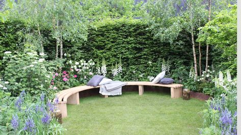 Chelsea Flower Show Gardens, Circular Lawn, Hampton Court Palace Gardens, Rhs Chelsea Flower Show, Privacy Landscaping, Fragrant Garden, Christie Brinkley, Spring Tablescapes, Evergreen Plants