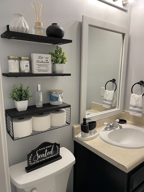 Apartment Restroom Ideas, Aesthetic Black And White Bedroom, Bathroom Setup Ideas, Bathroom Design For Men, Restroom Decor Ideas Black And White, Organize Restroom, Black Bathroom Remodel Ideas, Aesthetic Restroom Ideas, Cute Guest Bathroom Ideas