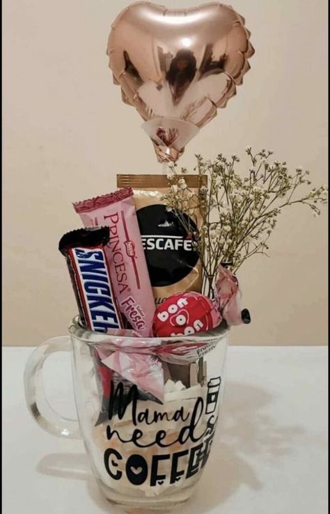 Diy Mother's Day Gift Basket, Interesting Gifts, Christmas Gift Hampers, Mom Crafts, Easy Homemade Gifts, Mother's Day Gift Card, Teacher Appreciation Gifts Diy, Cute Mothers Day Gifts, Female Boss