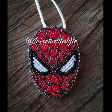 Spider-man medallion I finished. Spider Man Bead Pattern, Beaded Spiderman, Masai Beadwork, Caribou Tufting, Marvel Earrings, Beaded Characters, Beading Art, Hunting Stuff, Beading Designs