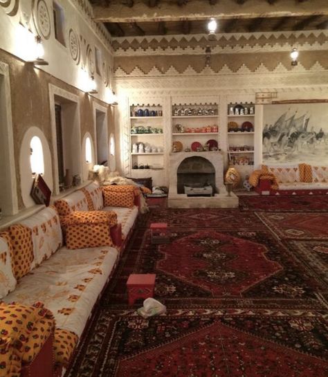 Arabic Living Room, Arabic Interior Design, Middle Eastern Decor, Moroccan Houses, Moroccan Homes, Traditional Houses, Floor Seating, Islamic Architecture, Restaurant Interior