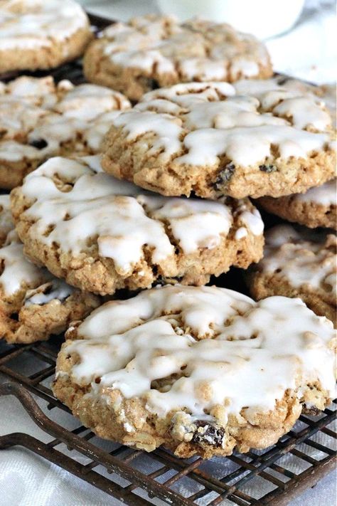 Oatmeal Raisin Cookies Easy, Treats To Bake, Cookies Easy Recipe, Grateful Prayer, Iced Oatmeal Cookies, Oatmeal Raisin Cookies Chewy, Dessert Cookies, Cookie Brownie Bars, Oatmeal Cookie Recipes