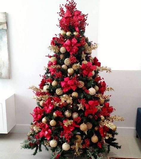 Classy Red And Green Christmas Tree, Christmas Tree Ideas Green, Christmas Tree Ideas Aesthetic, Christmas Tree Ideas Pink, Christmas Tree Ideas Blue, Christmas Tree Ideas Classy, Christmas Tree Ideas Simple, Pink Christmas Tree Ideas, Blue Christmas Tree Ideas