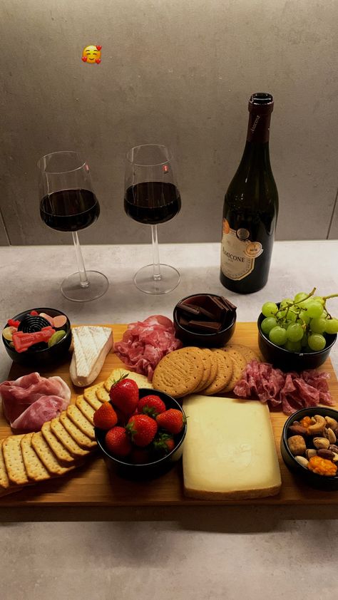 Instagram @morkebergsofie Easy Dinner Recipes Date Night, Wine And Cheese Night Aesthetic, Charcuterie Board Aesthetic Party, Cheese And Wine Party Ideas, Food Vision Board, Wine And Cheese Party Ideas, Wine Charcuterie Board, Charcuterie And Wine, Date Night Food