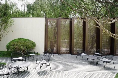 Shadow Landscape, Fence Design Ideas, Modern Fence Design, Types Of Fences, Boundary Walls, Fence Art, Beautiful Yards, Modern Pools, Modern Fence