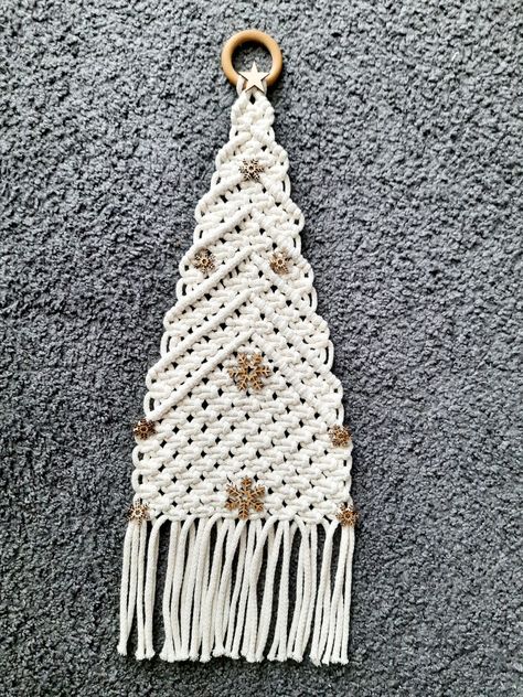 Useful Macrame, Snowflake Wall, Christmas Macrame, Macrame Crafts, Macrame Christmas, Xmas Ideas, Macrame Projects, Macrame Design, Macrame Patterns