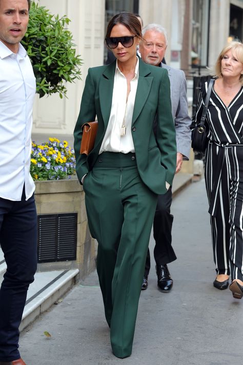 Victoria Beckham Just Bohemian-ized the Heck Out of Her Pantsuit With 1 Key Accessory Viktoria Beckham, Style Victoria Beckham, Victoria Beckham Outfits, Dress Code Casual, Victoria Beckham Style, Smart Casual Style, Green Suit, Smart Casual Outfit, Business Outfit