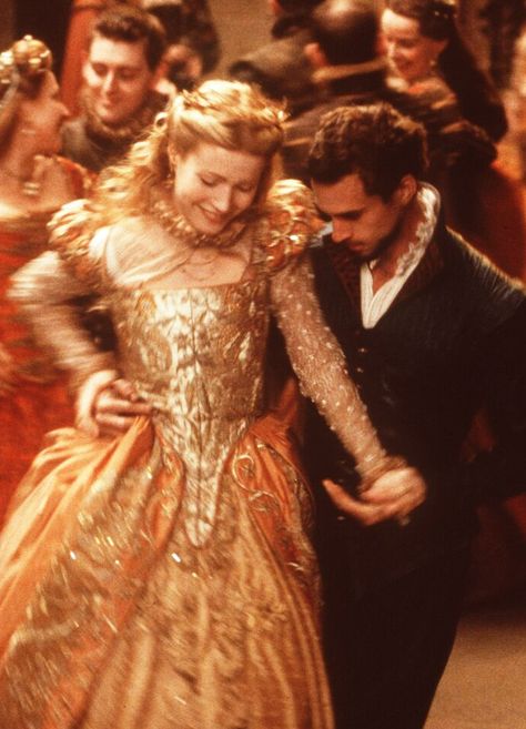 Gwyneth Paltrow as Viola de Lesseps & Joseph Fiennes as William Shakespeare in Shakespeare in Love (1998). Sandy Powell, Movie Character Costumes, Joseph Fiennes, Shakespeare In Love, Ballet Russe, Septième Art, Chick Flicks, Production Design, Costume Drama