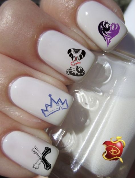 Descendants Nail Art, Descendants Logo, Logo Nail Art, Disney Descendants Dolls, Disney Inspired Nails, Logo Nail, Descendants 3, The Descendants, Christmas Manicure