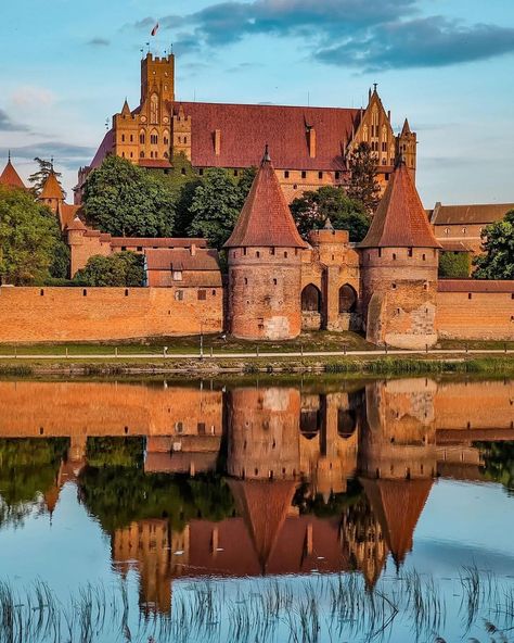 Castles and Palaces on Instagram: “Malbork is a 13th-century Teutonic castle and fortress in Poland. It was built after the conquest of Old Prussia and in 1406 was the…” Brick Castle, Malbork Castle, Mary Mother Of Jesus, Peles Castle, Castle Drawing, The Thirteen, German Girls, Castle Mansion, Castle Aesthetic