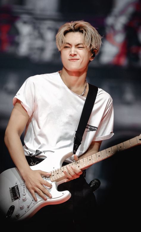 Guitar Boy, Jay Park, Korean Men, Kpop Guys, Boyfriend Pictures, Boyfriend Material, Pretty People, Jay, Electric Guitar