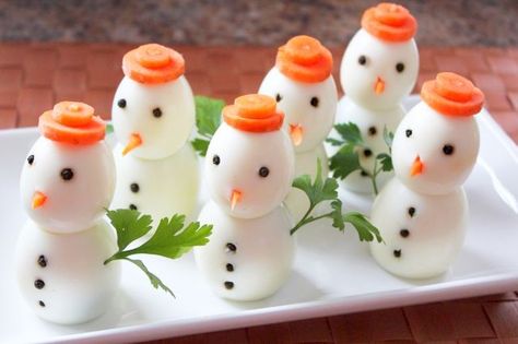 I will start my list of recipes for this holiday season with these cute snowmen made of eggs. I used hard-boiled eggs, a carrot and some peppercorns. These snowmen are a very nice addition to your holiday appetizer platter. Oh and this will make eating eggs more fun for your kids as well ;). Healthy Christmas Snacks, Healthy Christmas Treats, Best Christmas Appetizers, Telur Rebus, Christmas Recipes Appetizers, Healthy Christmas, Holiday Snacks, Healthy Holidays, Xmas Food