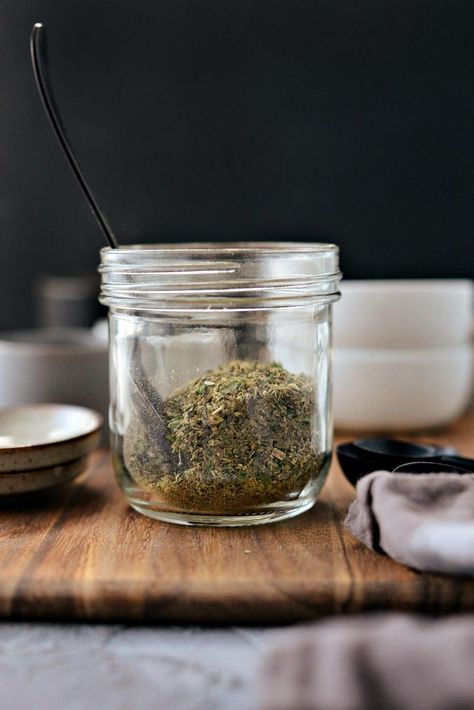 Homemade Italian Seasoning Blend - Simply Scratch Italian Seasoning Blend Recipe, Italian Seasoning Blend, Homemade Italian Seasoning, Shawarma Seasoning, Blackened Seasoning, Homemade Foods, Homemade Spice Blends, Dried Basil, Homemade Spices