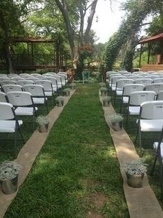 Burlap Isle Runners, Rustic Wedding Runner Aisle, Backyard Wedding Aisle Runner, Isle Liners For Wedding, Aisle Runner Ideas, Outdoor Wedding Aisle Ideas, Diy Wedding Aisle, Diy Wedding Aisle Runner, Burlap Aisle Runner Wedding